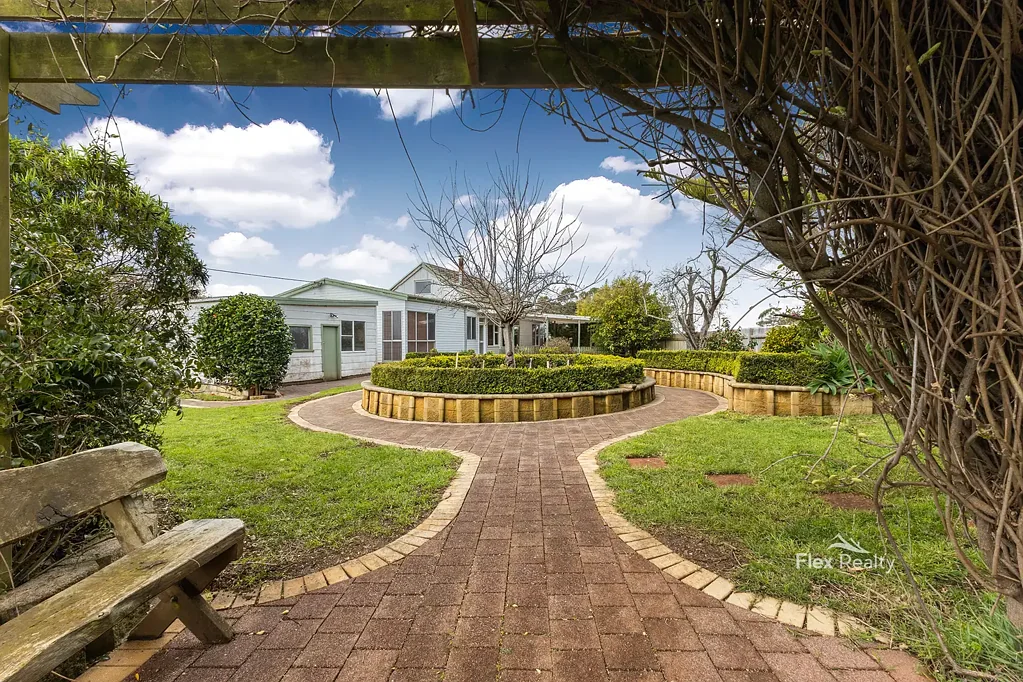 Flowerdale 5房  Historic Family Home with Character, Space & Endless Potential.