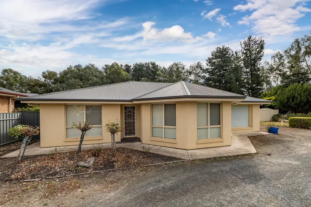 MODERN LIFESTYLE MINUTES FROM WOODSIDE