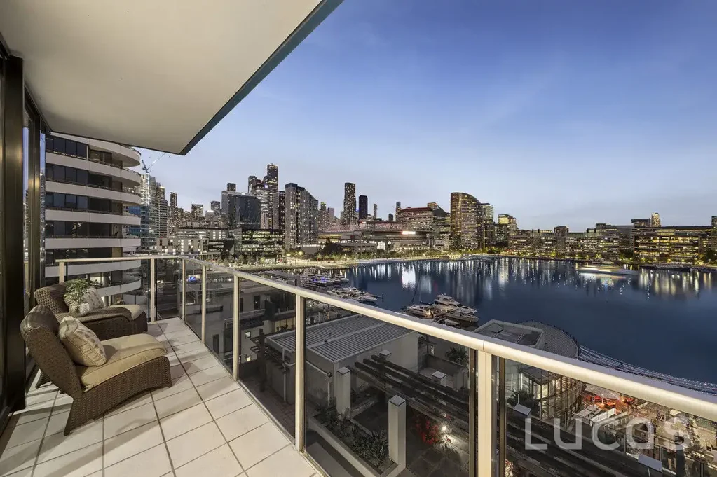 Docklands 3房 转角景观公寓 117㎡三卧两卫 Neolith台面 Miele电器 地暖套间 游泳池健身房 近商圈学校 SOPHISTICATED AND BESPOKE SANCTUARY WITH RENOVATED ALLURE