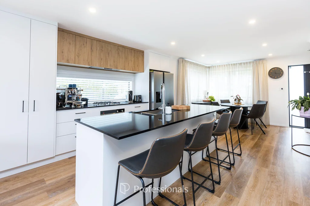 Wallaceville 4房  Wait...4 Beds, 2.5 Baths & 2 Living?!