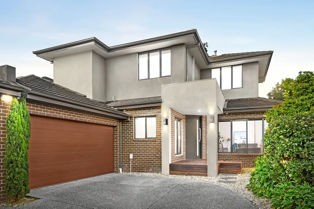Clayton 4Moenga Luxury Family Living with Dual Living Zones in blue chip location!