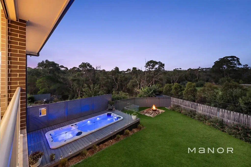 North Kellyville 5房 宁静坡地位置 1007m²全幅地 宽敞分层设计 私密林地景致 无缝室内外空间 游泳池按摩浴缸 多功能娱乐区 优质学区房 便利生活配套 Expansive Family Entertainer