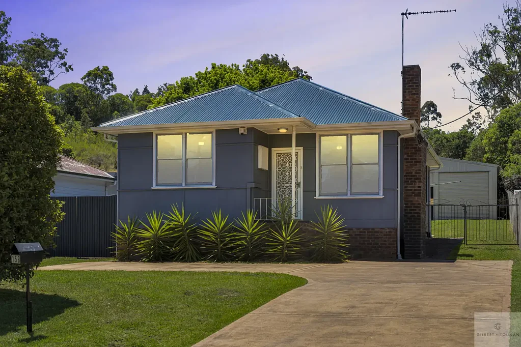 Picton 3房 宽敞696sqm地块 15m前宽 室内明亮高顶 全屋卷帘纱窗 客厅壁炉空调 厨房设备齐全 户外空间巨大 棚屋电动门 车棚20-amp插座 贴近购物中心铁路 A family home with exceptional outdoor storage space