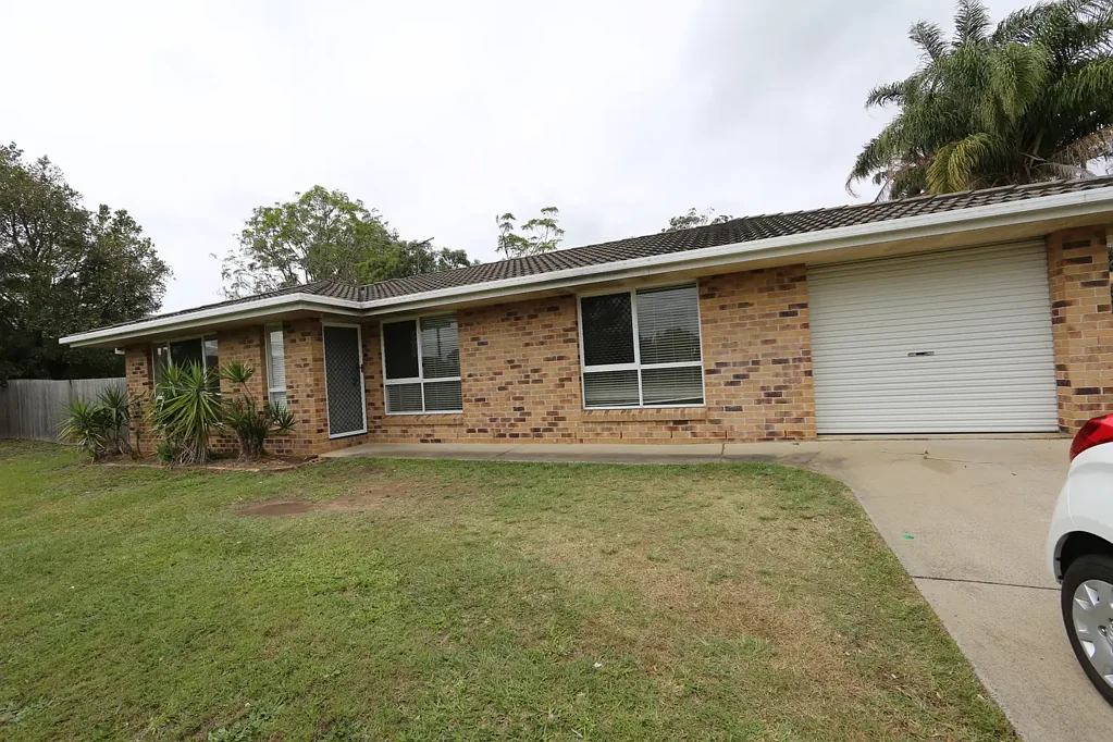 ADJACENT  MANSFIELD  HIGH SCHOOL   /  MODERN  HOME