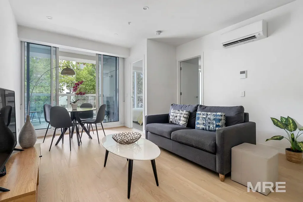 Fully Furnished Entertainer on Cusp of City