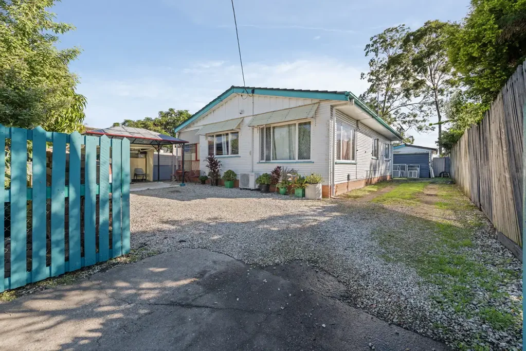 Gailes 3房 Gailes佳选物业 108平米实用单层 宽敞起居 三卧大后院 街道外停车 棚屋工作室 潜力无限 Spacious Family Home on a Generous Block – Endless Potential
