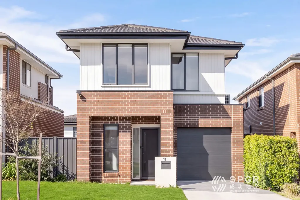 Rouse Hill 4房 安静专属街道 私密便捷生活 现代顶级装修 明亮宽敞卧室 主卧步入衣帽间 时尚优质电器 宽敞后院娱乐 距离火车站近 靠近购物中心 靠近公园设施 无缝通勤便利 Charming Home in the Heart of Rouse Hill – Discover Your Dream House Today!