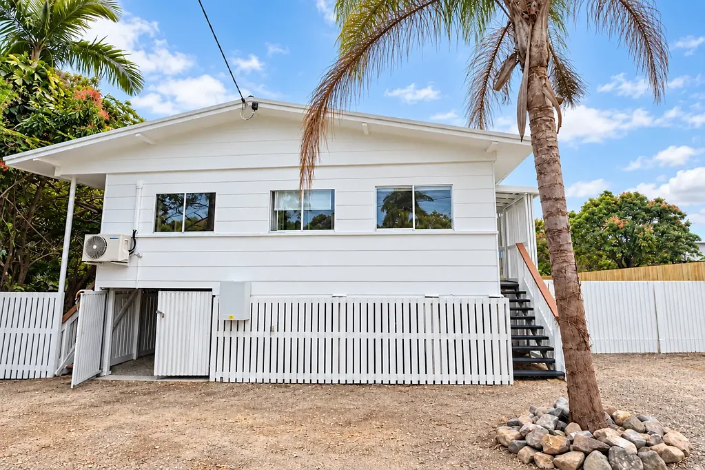 Cannonvale 3Kwarto Renovated Queenslander on 782m² in Central Cannonvale
