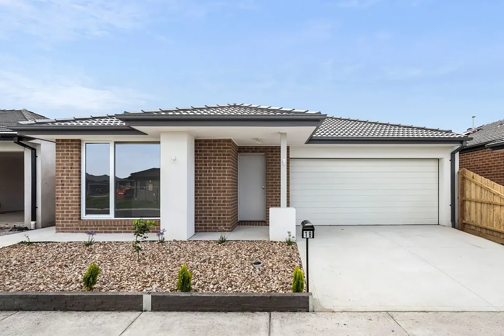 Labas ng Bahay - 18 Magnolia Cres, Beveridge, VIC 3753