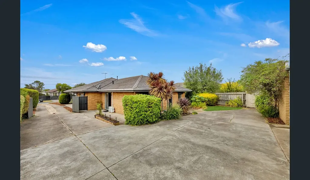 Home office outback & secure parking for many cars!