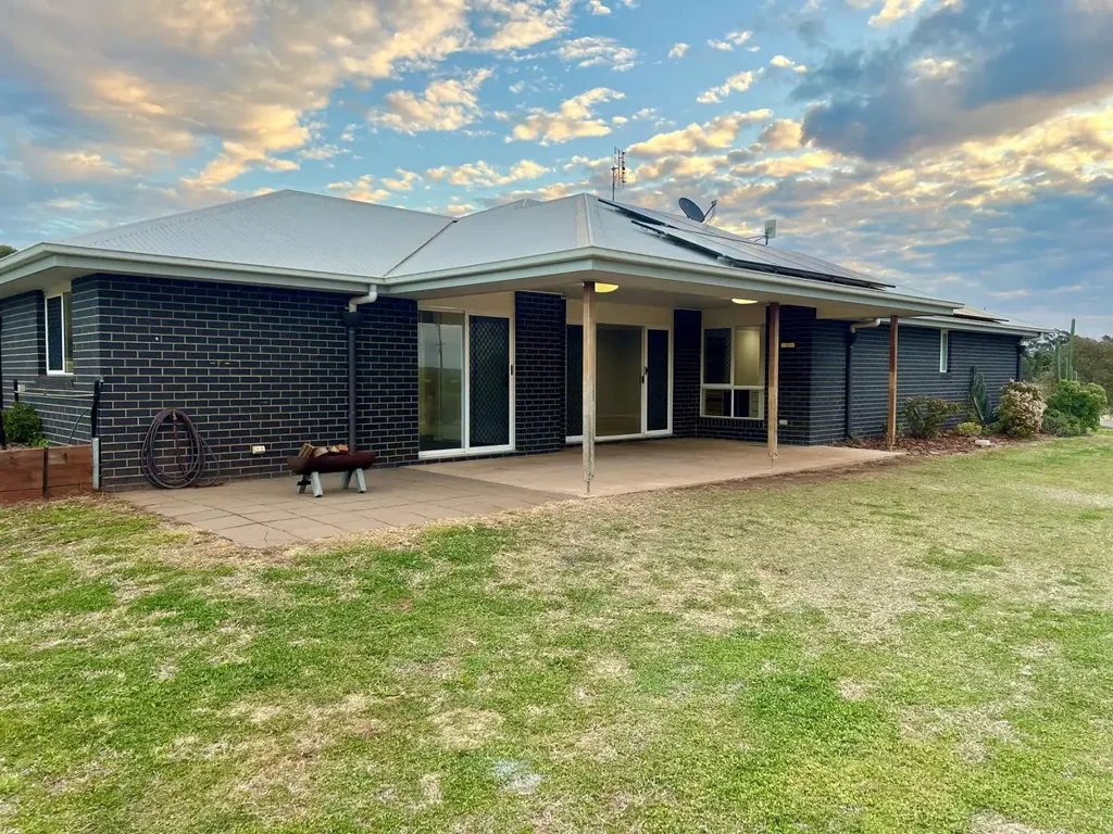 4 Sussex Drive, Oakey, QLD 4401