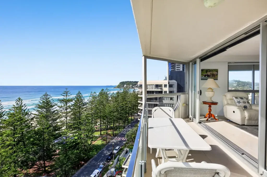 Burleigh Heads 3房  Elevated Coastal Living in a Tightly Held Burleigh Icon