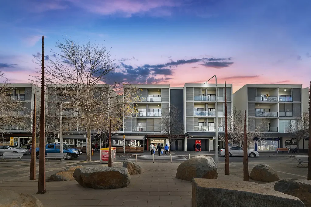 Gungahlin 2ਬੈੱਡਰੂਮ Spacious Multi-Level Living in Prime Location