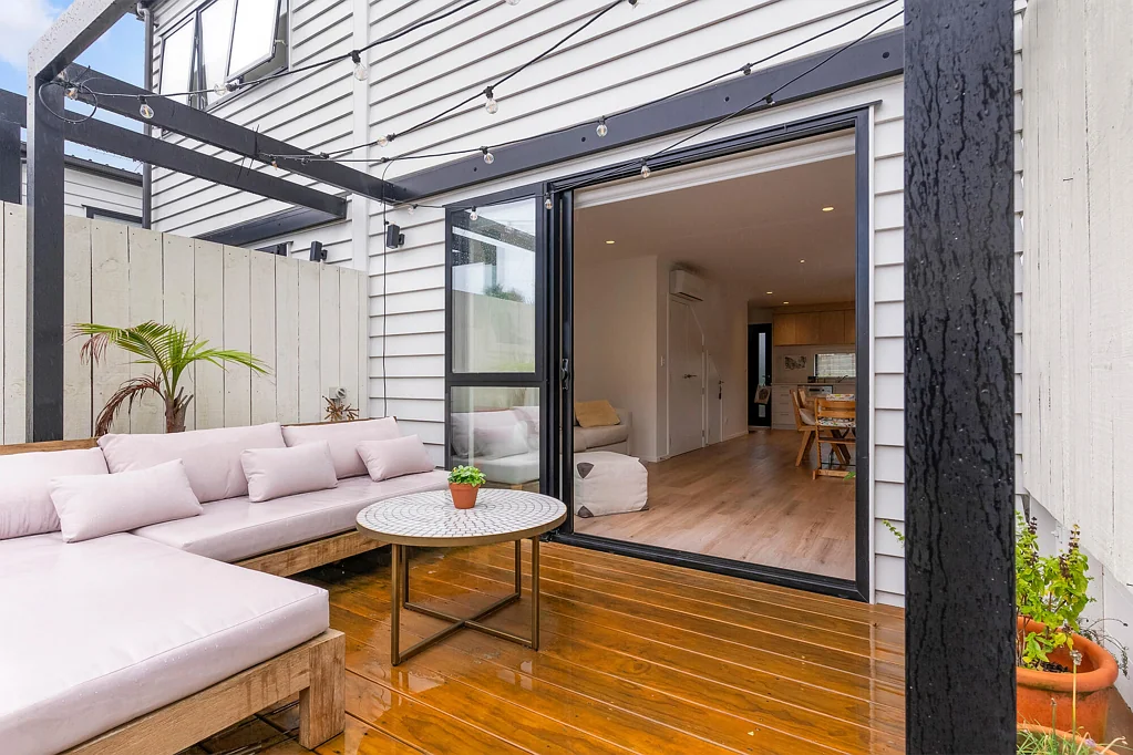 Spacious Corner Townhouse - Furnished or Whiteware Only