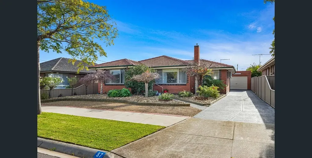 COMFORTABLE FAMILY LIVING IN A CONVENIENT LOCATION.