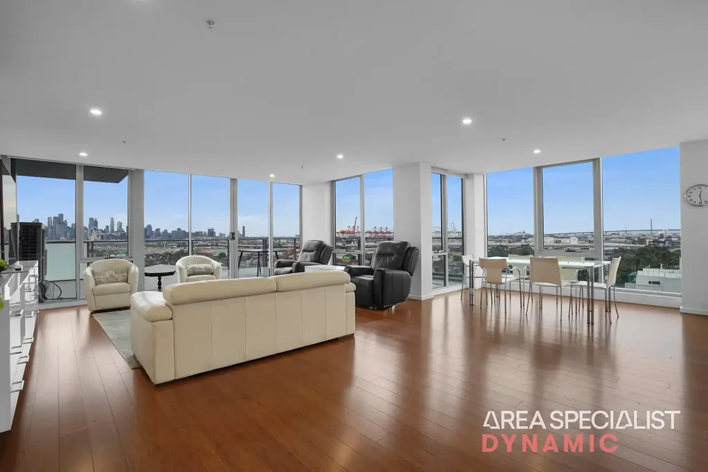 Penthouse Style Living With Amazing Views Towards the CBD!