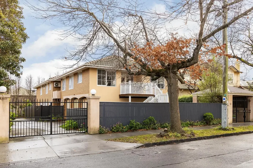 Malvern East 2 Slaapkamer Quality, Character And Its Own Courtyard Garden