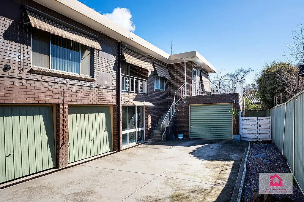 Strathdale 3ਬੈੱਡਰੂਮ Unique 2-Story Dual Living Unit with 70’s Charm