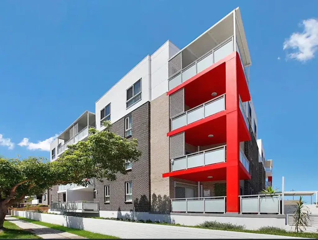 Immaculate Ground Floor Villa Style Unit With Large Courtyard for LEASE!
