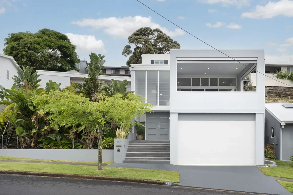 Merewether 4房  Split-level entertainer’s haven with private retreats for kids and parents