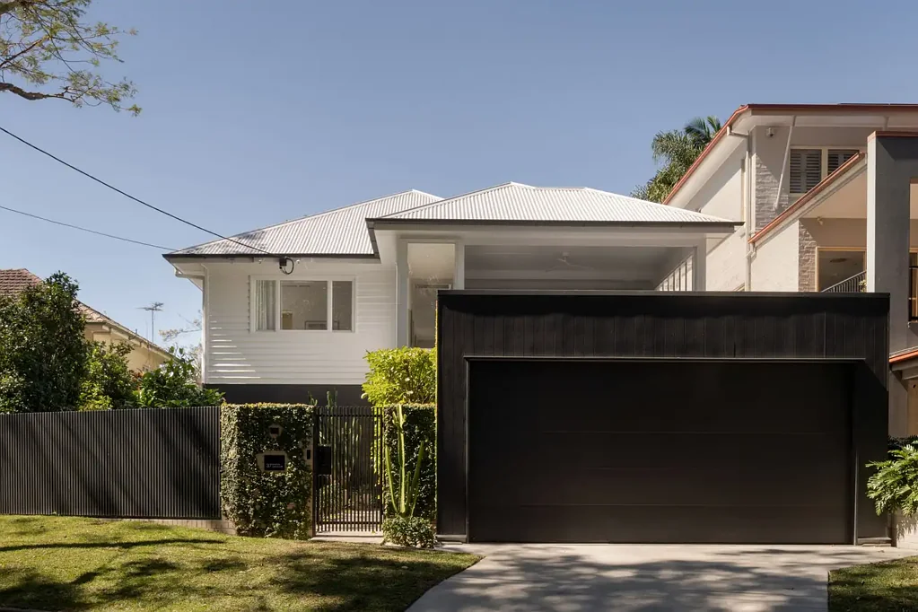 Bardon 4ਬੈੱਡਰੂਮ Relaxing Reserve Lifestyle in this Flawlessly Renovated Family Home