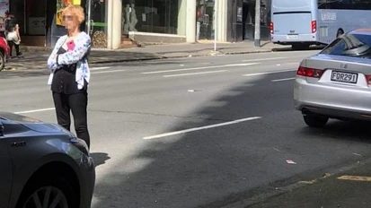 新西兰母子彪悍拦车，在奥克兰中区St Lukes商场人肉抢占车位！全程被拍下！