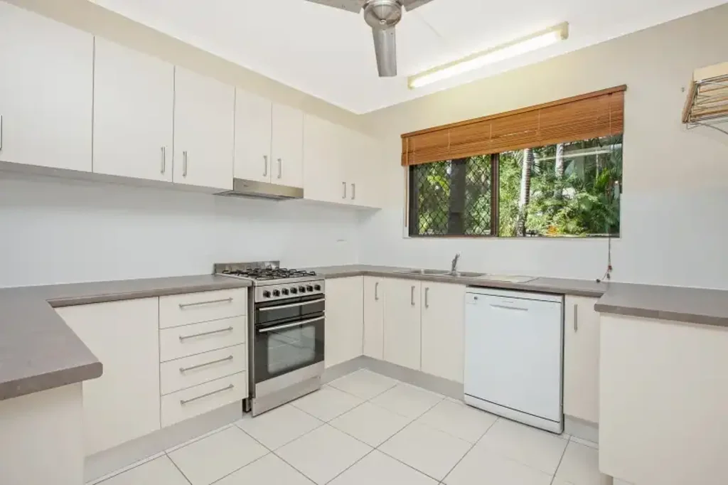 SECLUDED TOWNHOUSE IN POPULAR NIGHTCLIFF!