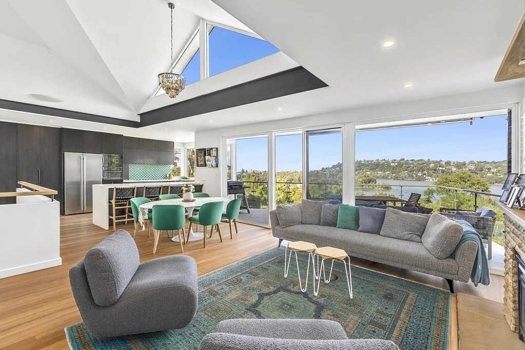 North Narrabeen 5Kwarto Sumptuous resort-like family sanctuary with mesmerising panoramas over Narrabeen Lagoon and tranquil bushland.