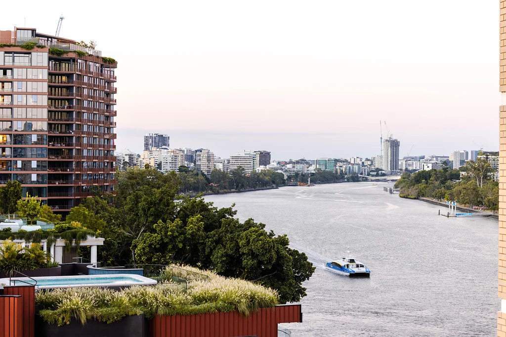 Toowong 2房 全面翻新奢华  开放式设计  自然光线充沛  城市河景壮丽  设计师厨房石材岛台  私人露台娱乐  主人套房带学习角  无缝连通Toowong  无与伦比潜力  气候控制舒适  安全封闭车库 Fully Renovated Sanctuary in a Blue Chip Location