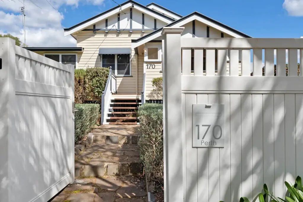 South Toowoomba 3房 魅力、风情与池畔生活，尽在 South Toowoomba 标志性街道 Character, Charm & Poolside Living in an Iconic South Toowoomba Street