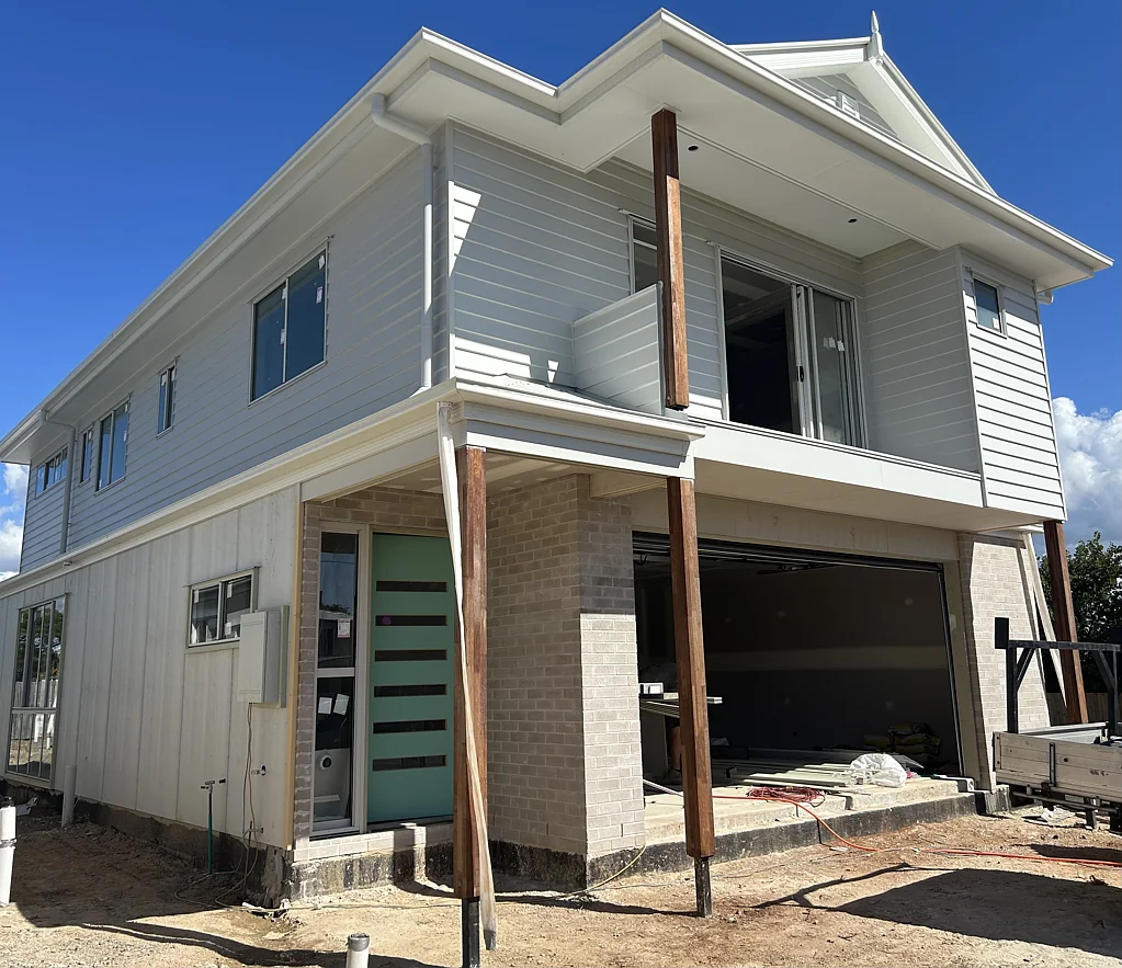 Woody Point 4غرفة نوم Brand New McLachlan Home in Great Location on the Hill at Woody Point