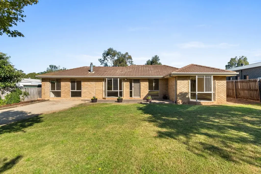 Briagolong 3Zimmer Versatile brick home with potential