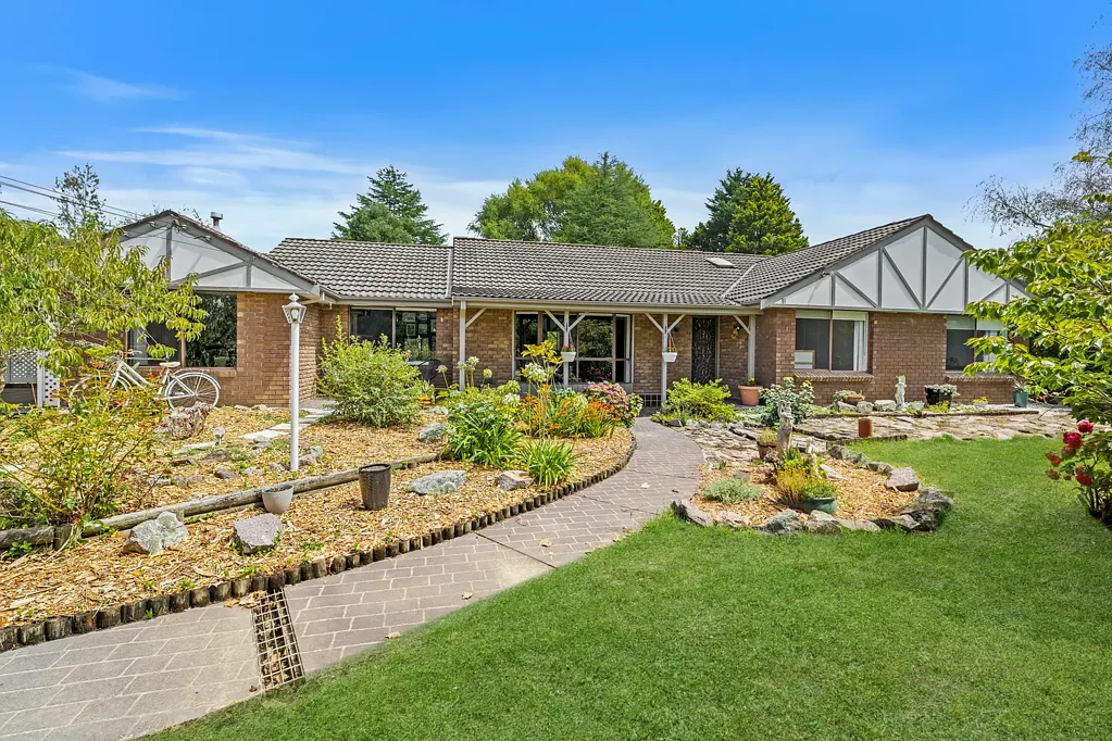 Lithgow 4 Bedroom Spacious Four-Bedroom Home on Over an Acre with Established Gardens