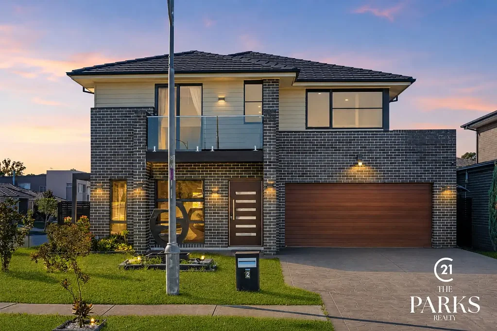 Luxurious Family Living Opposite Parklands – Resort-Style Entertainer