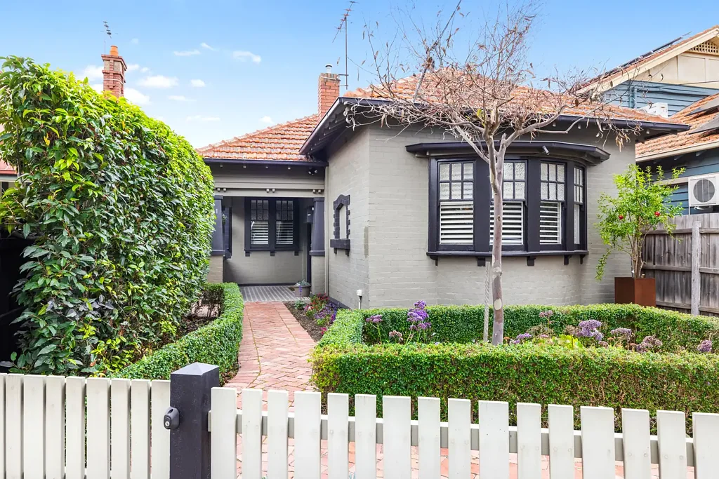 Yarraville 3房 精心打理前花园 皇家橡木地板 主卧套间浴室 开放式设计厨房 阳光中庭区域 全年娱乐空间 主燃气烧烤架 棚屋遥控便利 邻近Yarraville村 A Refined Period Home Designed for Modern Family Living