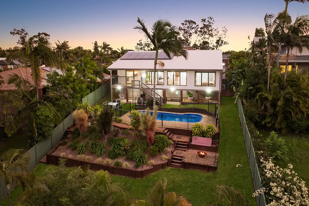Helensvale 3房  Renovated Entertainer's Retreat with Views, Pool & Modern Luxury