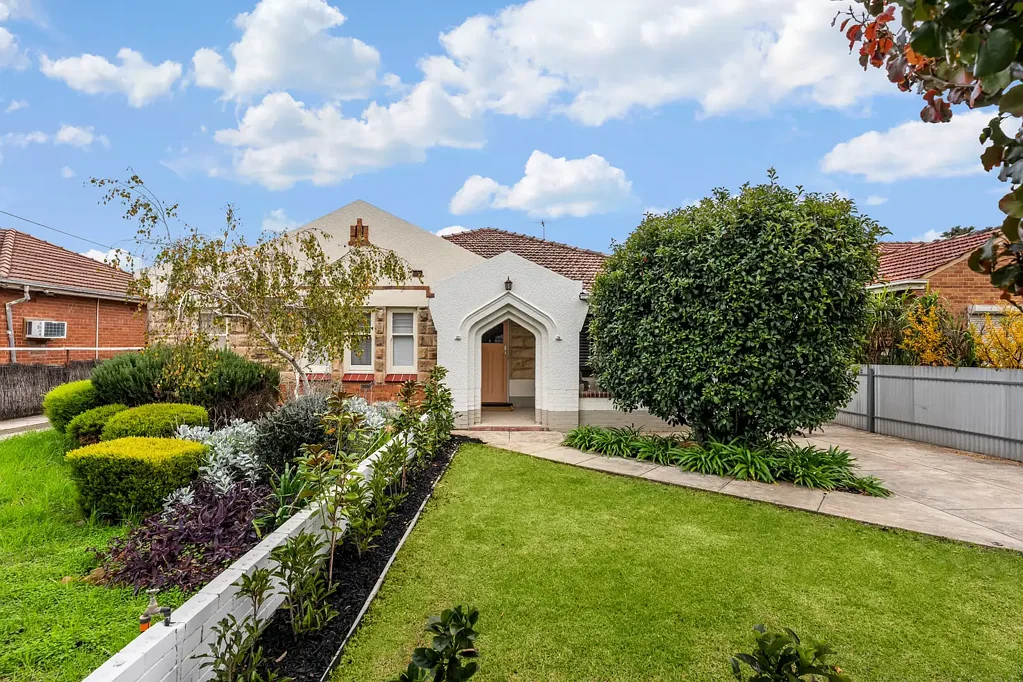 Flinders Park 2房  A C1930s Stone-Fronted Classic, Beautifully Rewritten.