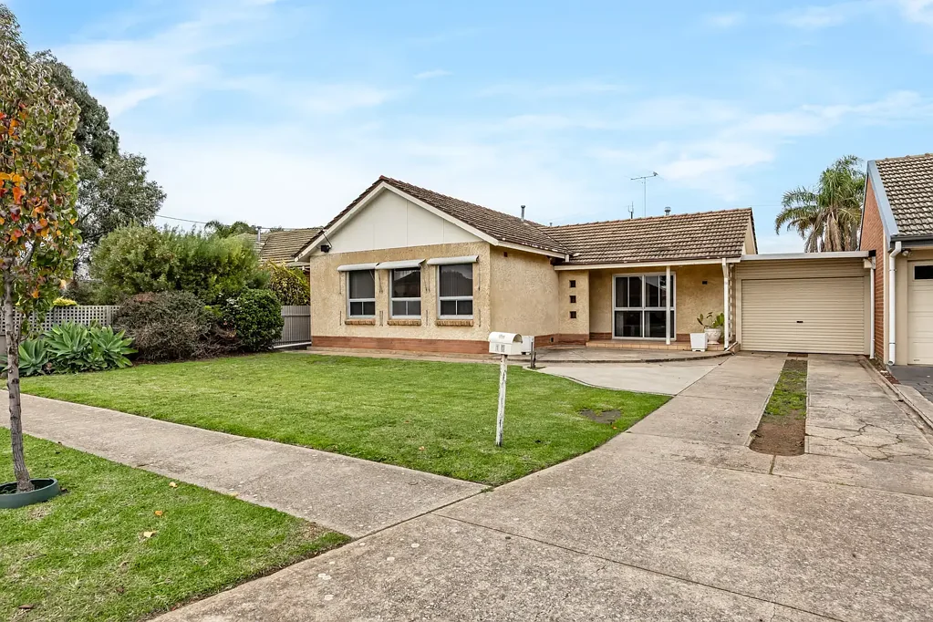 Park Holme 4Zimmer Stake your claim on Park Holme; mid-century bones, modern flexibility, and 738sqm of opportunity…