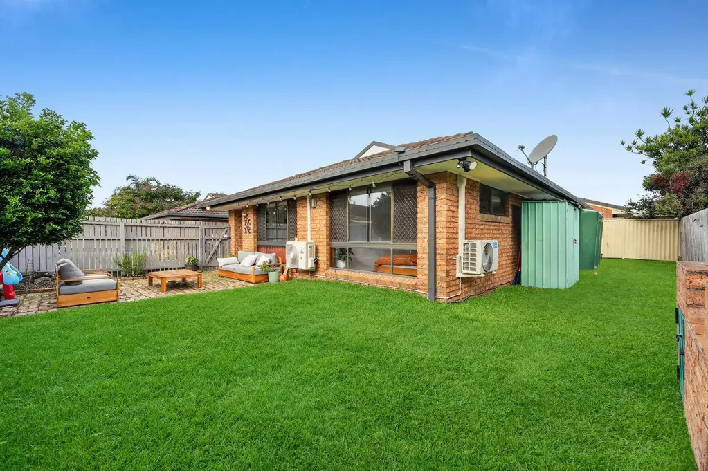 Burleigh Waters 3ห้องนอน Generous Duplex in a Prime Position – Move In Ready or Add Your Own Touch