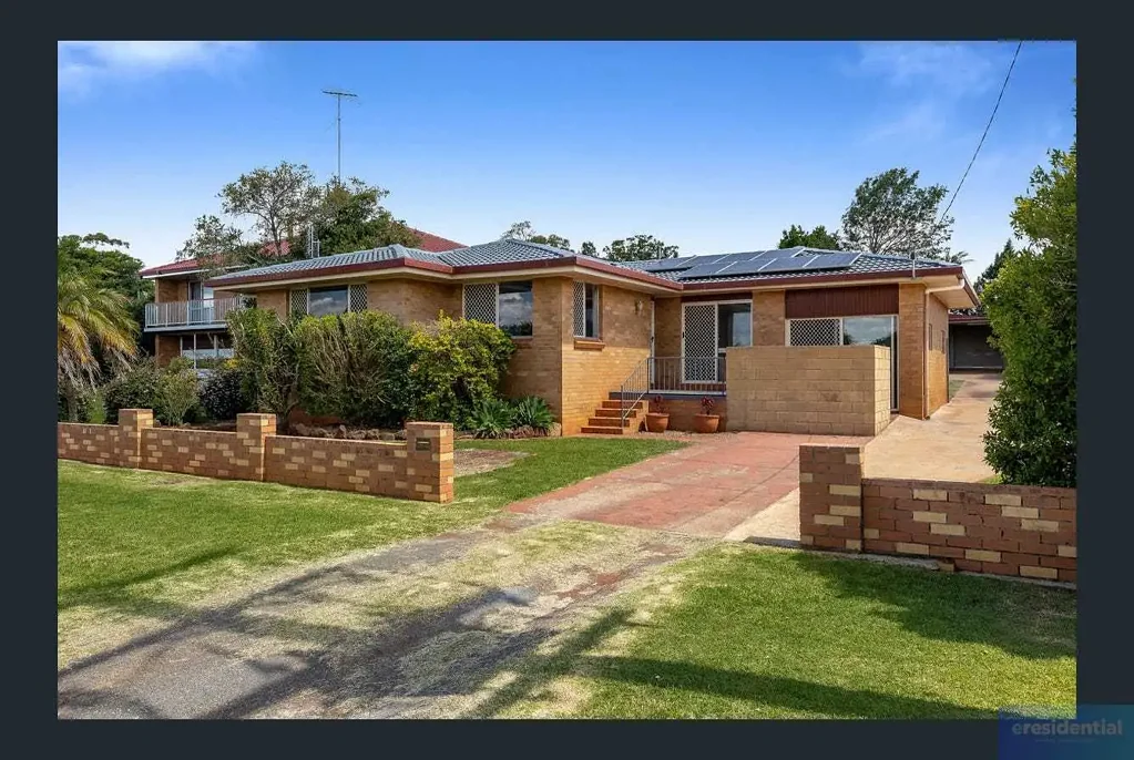 🏡 Spacious Family Living on a Generous Block!