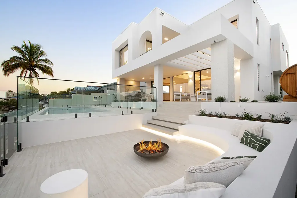 Broadbeach Waters 5房  NAMARA | Summer Starts Here 
Brand-New Waterfront Family Haven