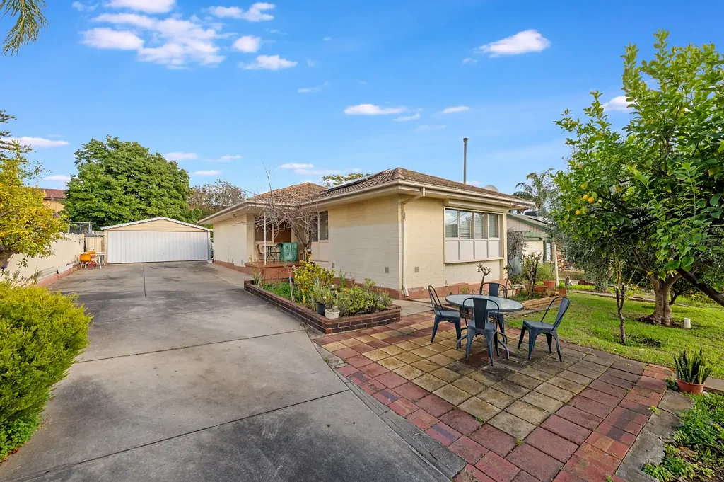 Ingle Farm 3房  A Rare Opportunity Opposite Ingle Farm Oval - Renovate, Rebuild or Develop!