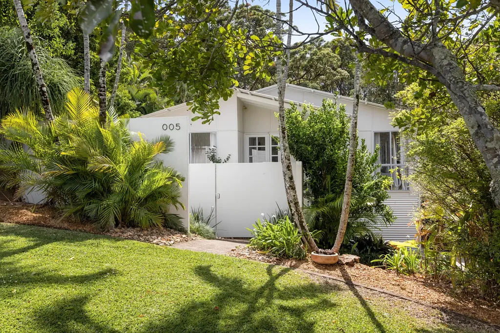 Little Mountain 5कमरा Space, Privacy and Potential Dual Living, against a beautiful bushland backdrop