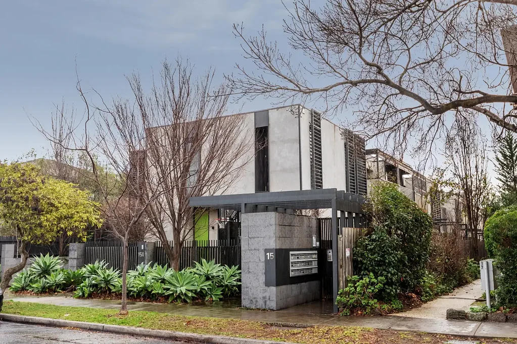 Prahran 2 Bedroom Designer Living with a Breathtaking Rooftop Escape