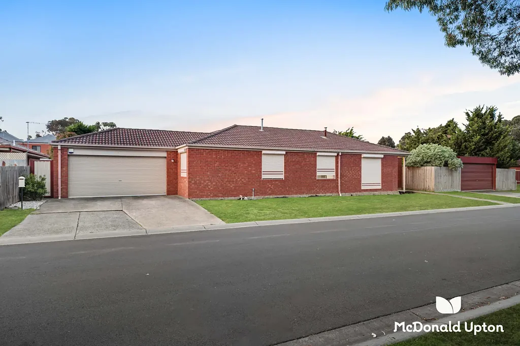 Roxburgh Park 4房 宽敞地块560sqm 精美维护 双车位车库 额外停车空间 四卧带步入式衣帽间 全年休闲区 步行便利设施 Family Comfort in Sought After Location!