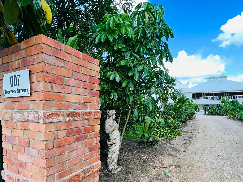 Ingham 15房  PRICE REDUCTION: Incredible value and beautifully restored.  Income producing 15 room, 15 bathroom, Historic Noorla Hotel in Ingham.