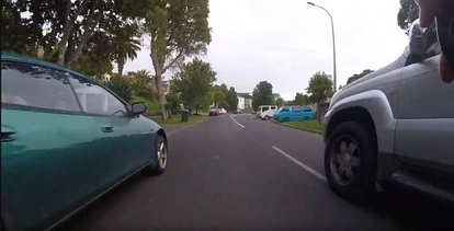 奥克兰司机在狭窄弯道暴力超车，差点和自行车相撞造成人员伤亡