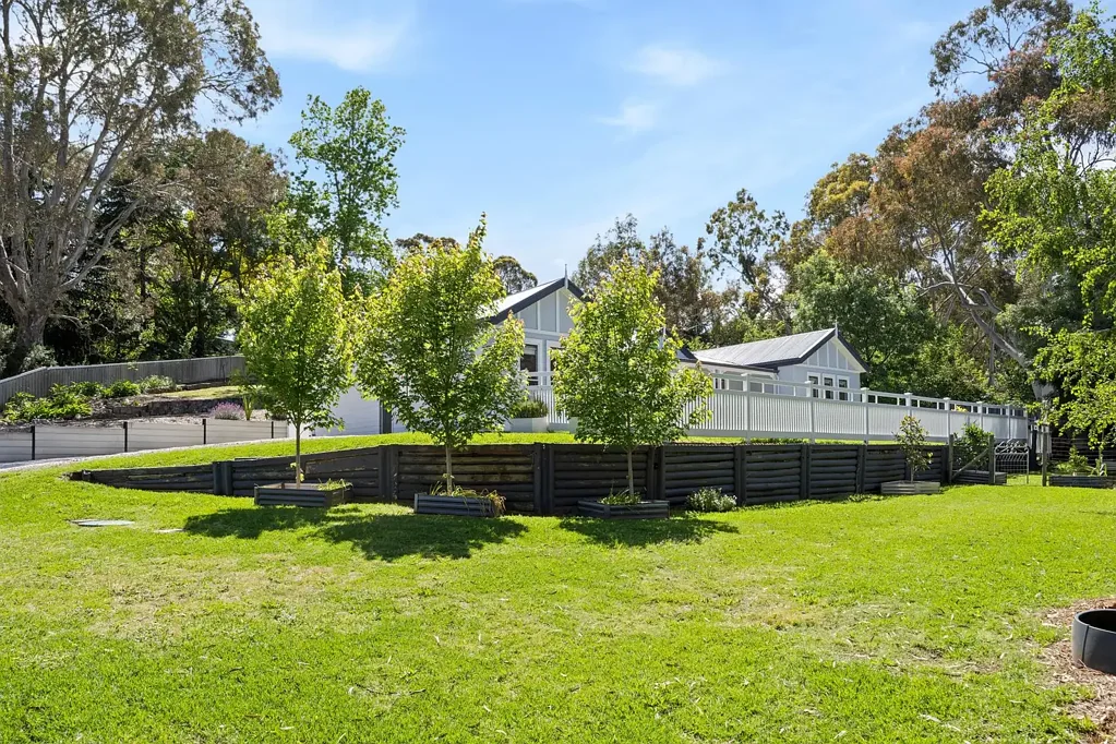 Woodside 4ห้องนอน Hide away in style with a fresh, Hamptons spin on Woodside living