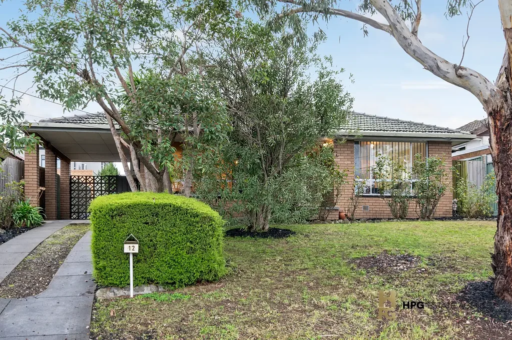 Avondale Heights 3房 Avondale Heights黄金地段 571㎡阔绰用地 主卧带步入式衣帽间 私人淋浴间 宽敞起居区 中央供暖空调 户外娱乐空间充裕 贴近生活配套 Your Next Chapter Starts Here