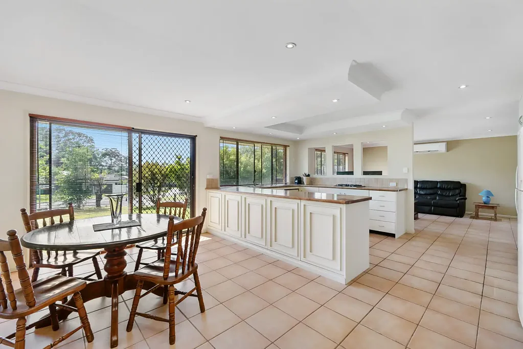 Spacious Family Home In Quiet Neighbourhood – Prime Lifestyle Location
